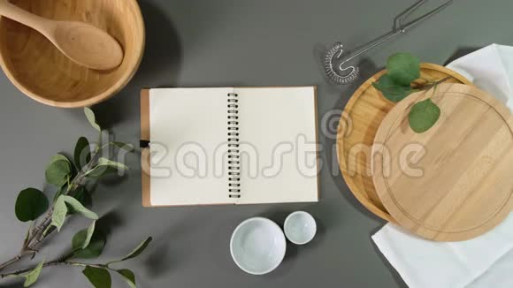 木桌上带菜的空白纸条视频的预览图