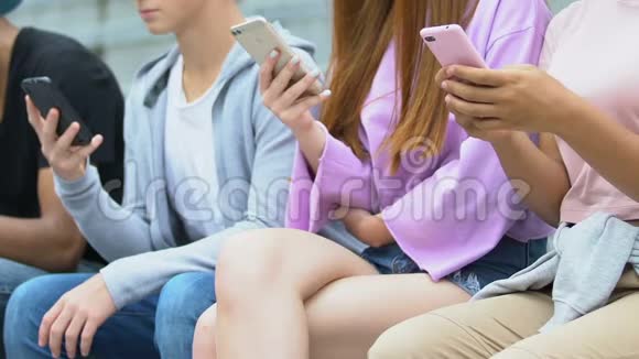 女性和男性青少年沉迷于智能手机滚动社交网络视频的预览图