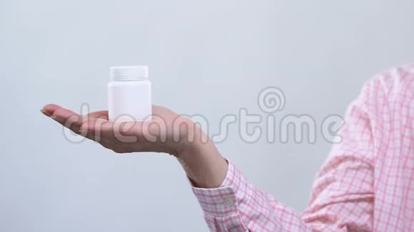 微笑的女人拿着药罐有效的治疗老年人的维生素视频的预览图