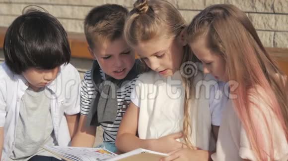 可爱的孩子在户外看书视频的预览图