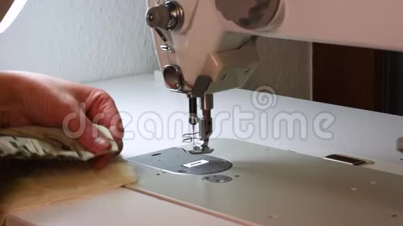 女人正在用工业缝纫机缝纫柔和的焦点特写视频的预览图