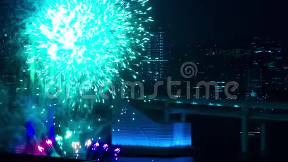 东京市区彩虹桥附近的一个夜间焰火时间的推移视频的预览图