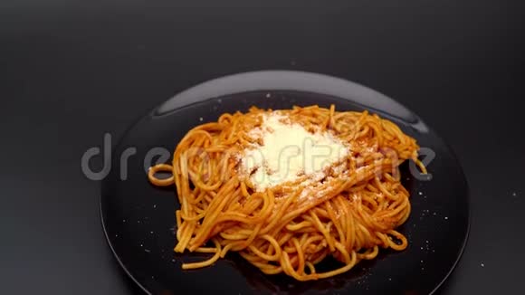 盘子里有番茄酱的美味意大利面视频的预览图