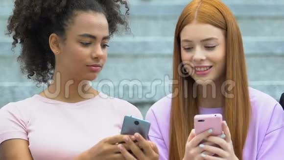 多种族女孩滚动电话社交网络青少年显示像率朋友视频的预览图