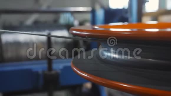 电力电缆的制造在工厂设备中用拉丝的方法绘制的铝线的特写视频的预览图