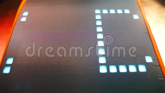 电子屏幕上写的猫德文雷克斯的品种名称视频的预览图