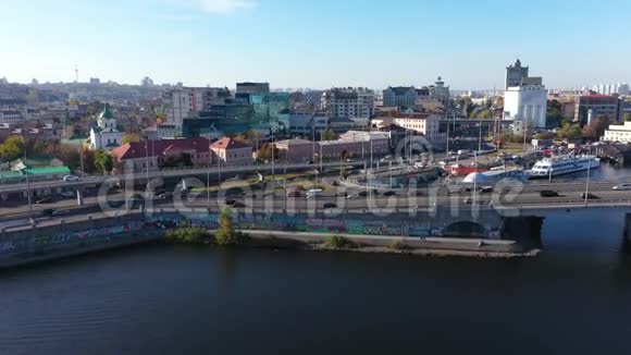 波地尔的鸟瞰图基辅的城市交通视频的预览图