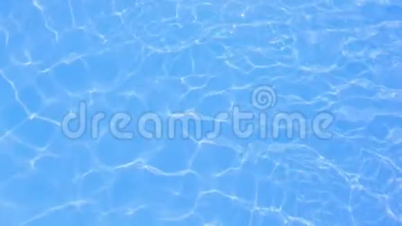 蓝色游泳池的水面波浪抽象背景视频的预览图