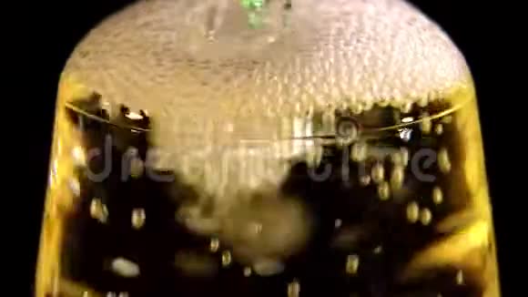 把洋甘菊倒入玻璃杯中直到溢出香槟喷泉视频的预览图