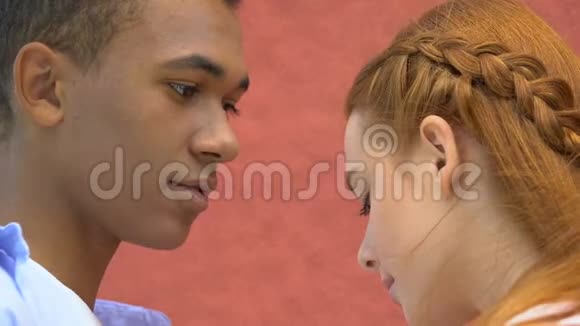 非裔美国人准备亲吻美丽的少女浪漫的约会视频的预览图