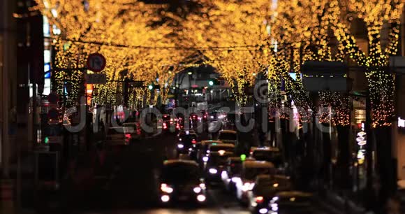东京Shibuya市中心的一条夜间微型照明街道倾斜视频的预览图