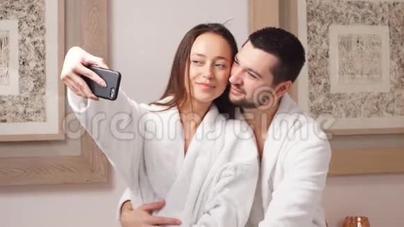 漂亮的年轻夫妇在现代健康沙龙里自拍视频的预览图