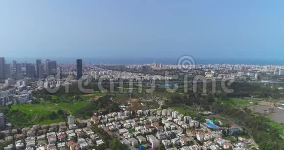 在特拉维夫绿色天际线上的风景从绿色中央公园和池塘的住宅中的高层无人机视频的预览图