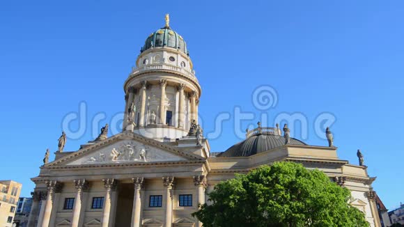 柏林德国5月26日2017年正面观看法国大教堂与公园树在蓝天背景视频的预览图