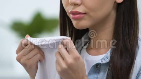 快乐的女人闻到干净的衣服香气享受优质的织物柔软剂视频的预览图