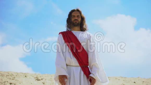 耶稣举起双臂飞向天空带来祝福和信仰基督教视频的预览图