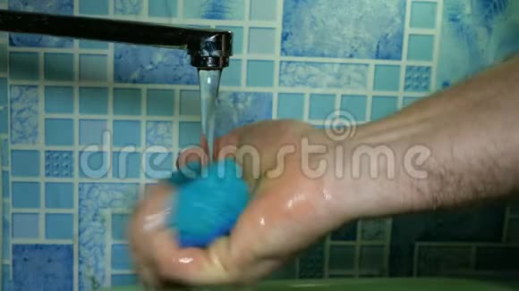 在卫生间或厨房用自来水冲洗碗碟的人工洗手及冲洗抹布视频的预览图