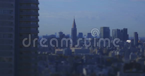 东京市区的一个微型城市景观白天高角度倾斜视频的预览图