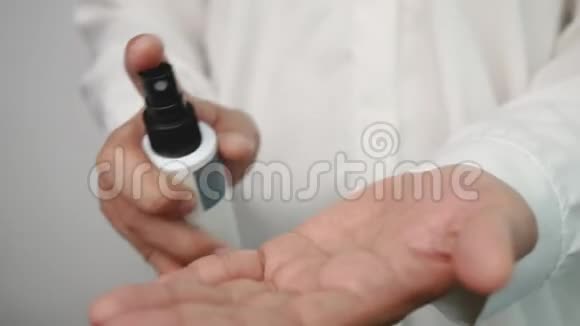 妇女用酒精凝胶洗手以防止细菌和细菌的传播避免感染电晕病毒保健视频的预览图