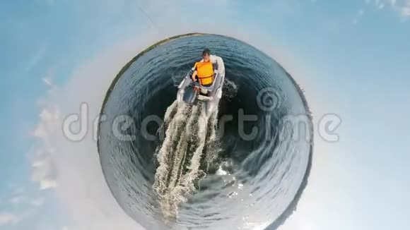 一个人在小艇上360度全景的放大视频的预览图