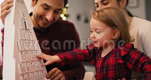 家人带着孩子等圣诞节视频的预览图