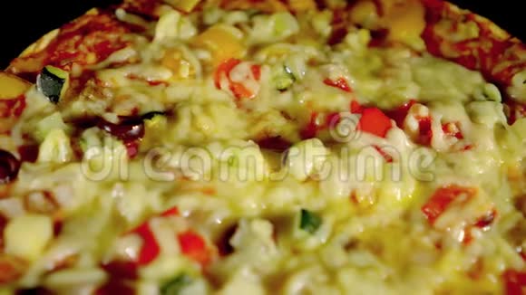 新鲜出炉的素食披萨和新鲜蔬菜视频的预览图