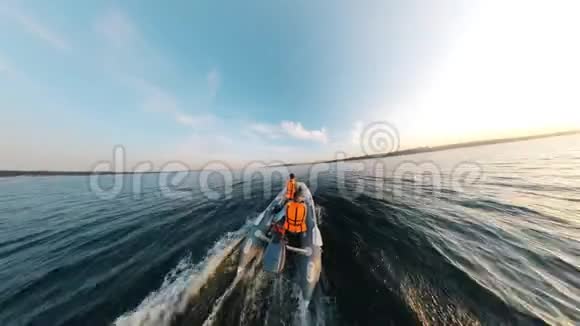 两个人正驾驶着一艘充气船沿着湖边行驶视频的预览图