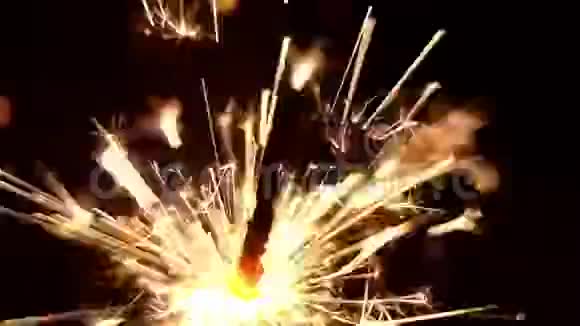 在宏观镜头中燃烧火花蜡烛视频的预览图