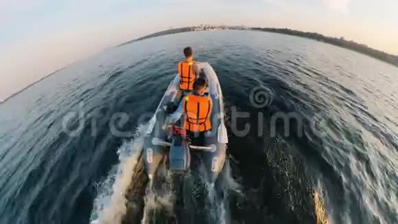两人乘坐摩托艇横渡水面的背面景色视频的预览图