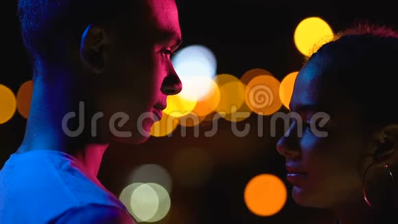 在夜城一对年轻的黑人夫妇轻轻地抚摸着额头告别视频的预览图