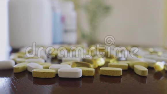 在桌子上用浅田深拍摄的药丸和维生素视频的预览图