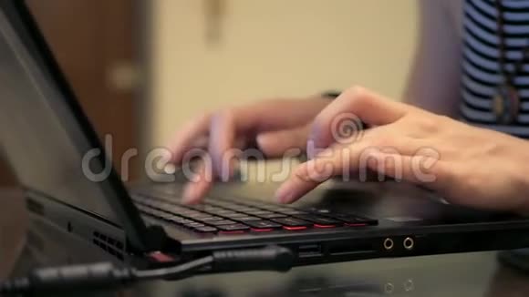 女孩打字在笔记本电脑上视频的预览图