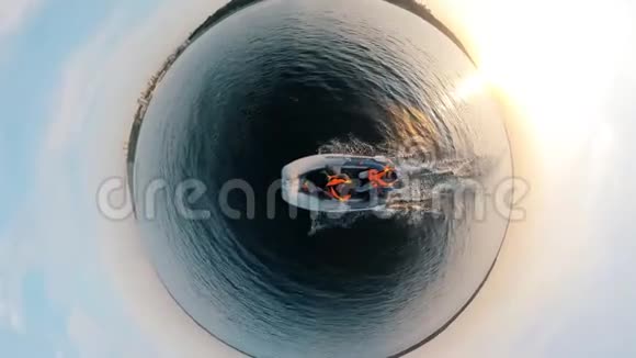 两名男子乘坐摩托艇在一个圆形全景中放大视频的预览图