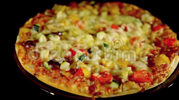 一盘新鲜出炉的素食披萨视频的预览图