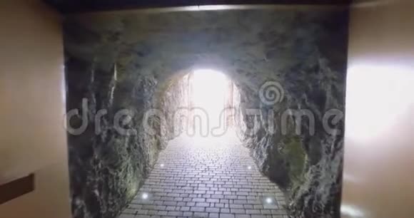 俄罗斯Pyatigorsk2019年1月17日从Proval湖到OstapBender雕像的隧道结束视频的预览图