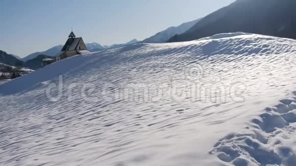 山景如诗如画的雪脚印在冬日的清晨尽收眼底视频的预览图