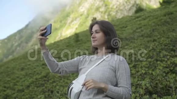 年轻的博客女性在山顶远足时录制自拍视频生活方式旅行Vlog概念图视频的预览图