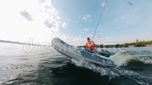 一艘橡皮船和一个人沿着河航行的侧面景色视频的预览图