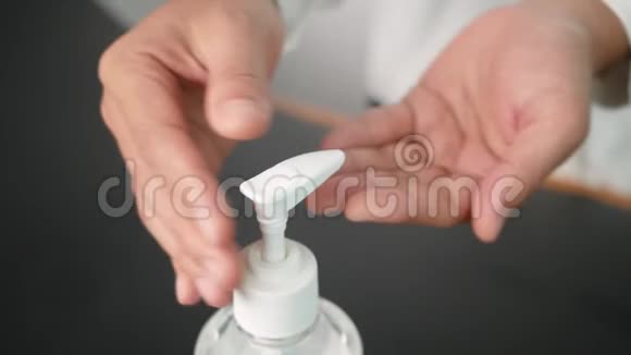 妇女用酒精凝胶洗手以防止细菌和细菌的传播避免感染电晕病毒保健视频的预览图