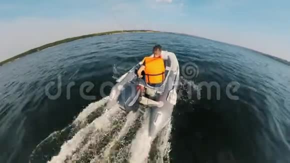 一艘被人驾驶的小艇的背面视频的预览图