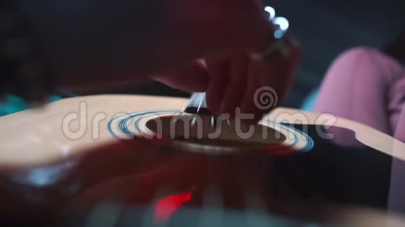 音乐家的特写他的手在吉他弦上视频的预览图