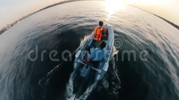 一艘载着两个人的橡皮艇的俯视图视频的预览图