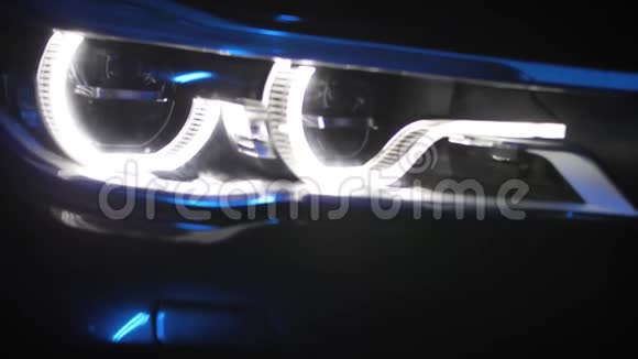 宝马7系自适应LED光学近景彩光和烟雾视频的预览图