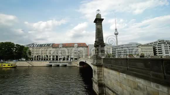 柏林德国2017年5月23日斯普里河大桥从大教堂大楼和柏林电视塔背面恶劣的一天视频的预览图
