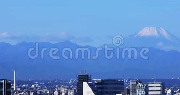 山后城市的高角度城市景观东京富士山白天拍摄视频的预览图