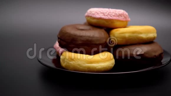 餐盘上精选精致甜甜圈视频的预览图
