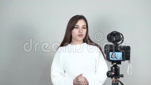 白人女孩博客站在镜头前说摄像机屏幕视频的预览图