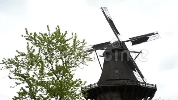 德国波茨坦2017年5月25日桑苏西的旧木风车在喜怒无常的日子里变成白色视频的预览图