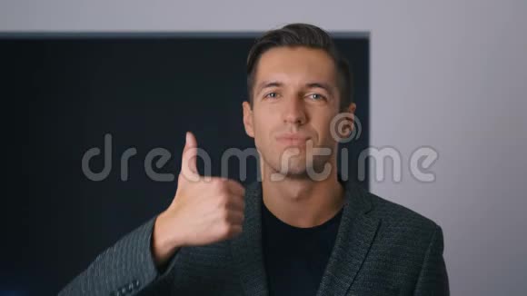 核准概念英俊的商人展示大拇指穿着古典服装的年轻人放弃成功的经验视频的预览图