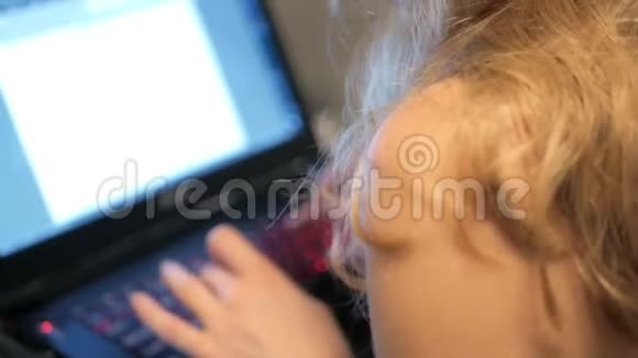 女孩打字在笔记本电脑上视频的预览图